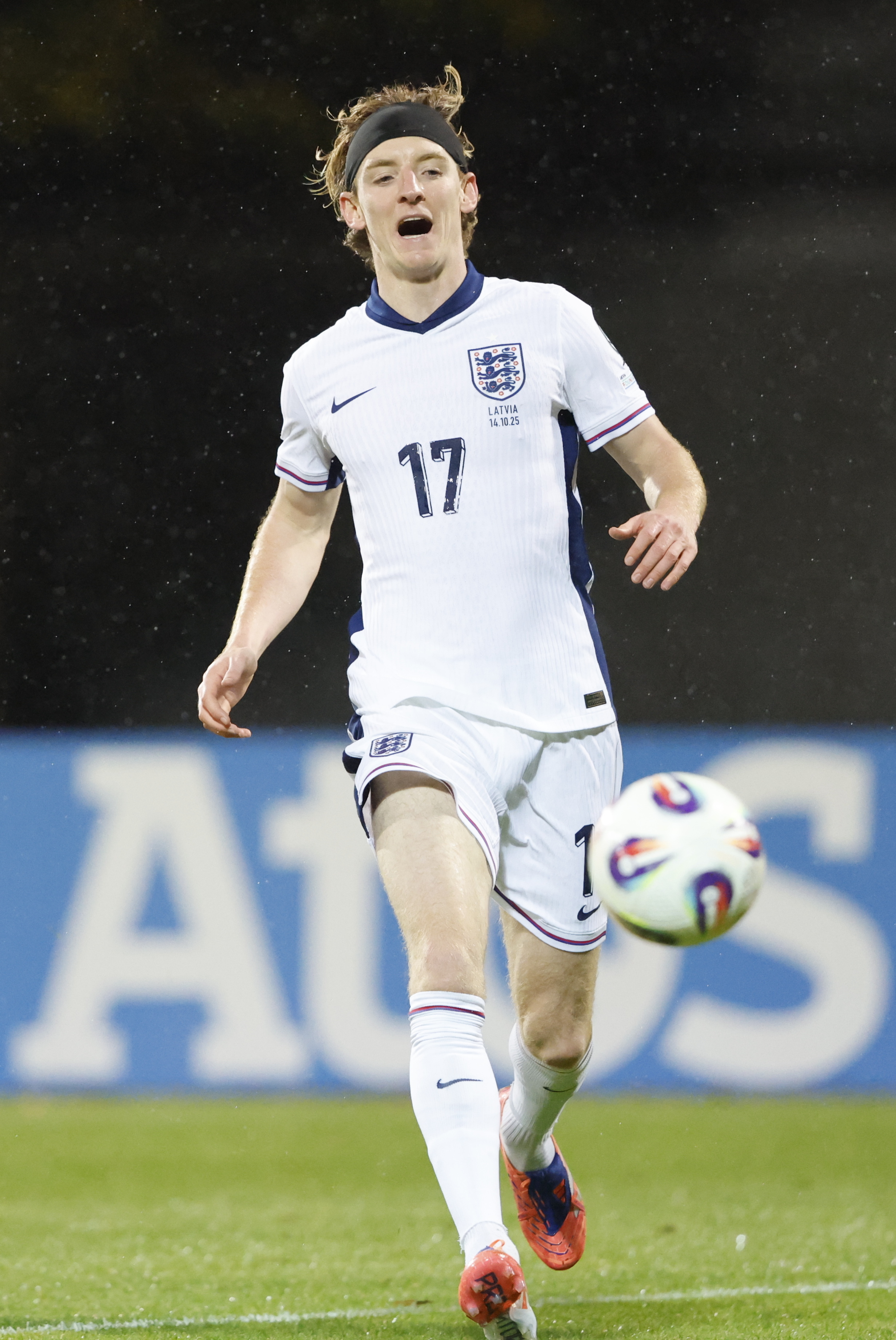 英格兰足球队逆袭获胜晋级下一轮(英格兰足球队近期战绩)